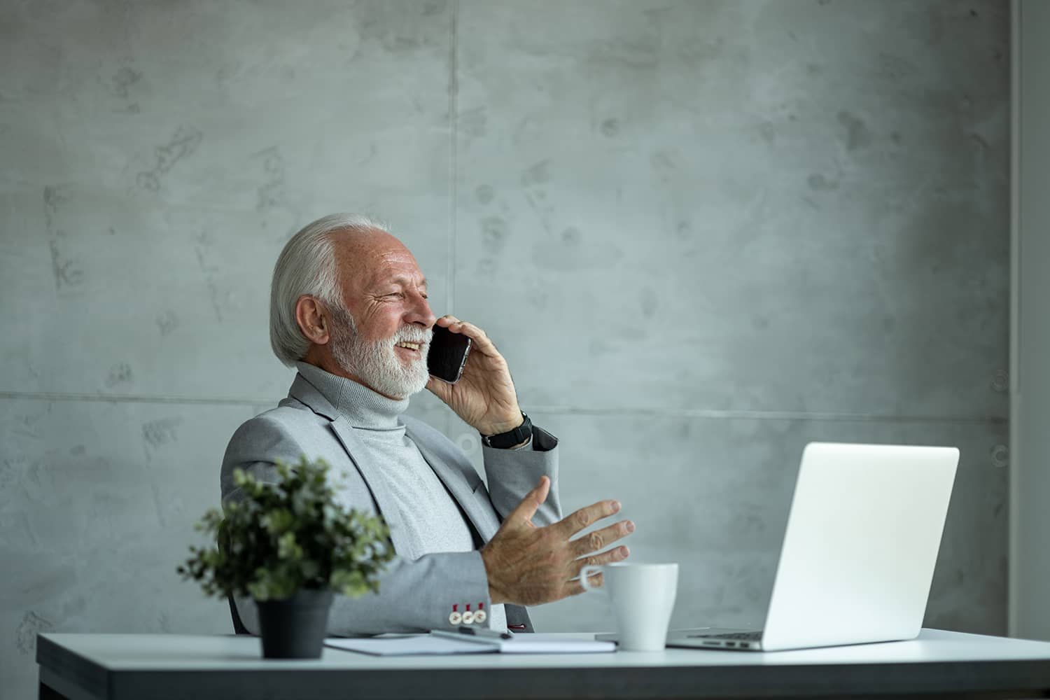 Uomo riceve telefonata da un cliente