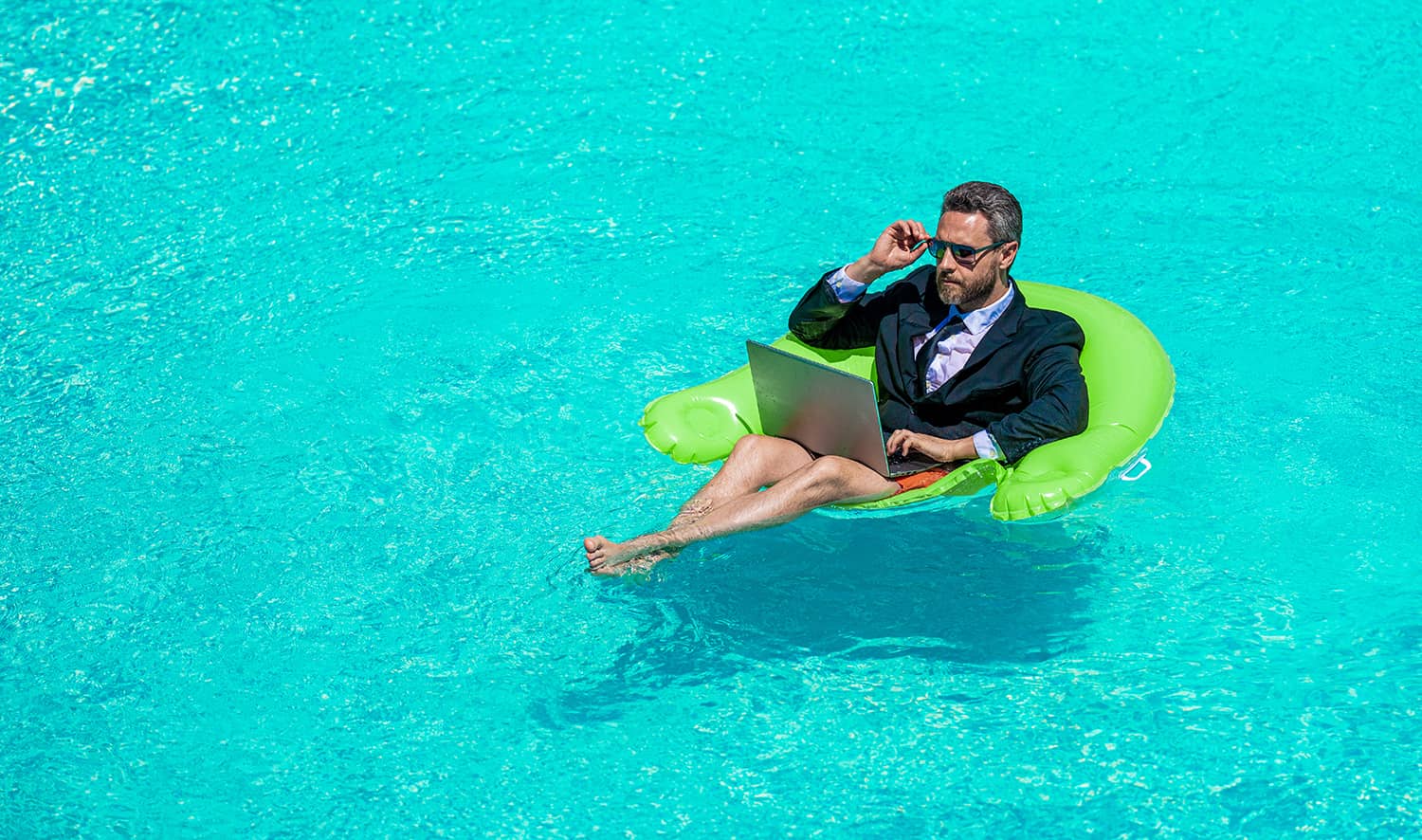 Uomo che lavora in piscina
